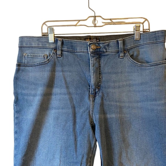 Lee Women Slim Fit Mid Rise Straight Leg Jeans Size 18 Short Light Wash Stretch - Picture 11 of 12